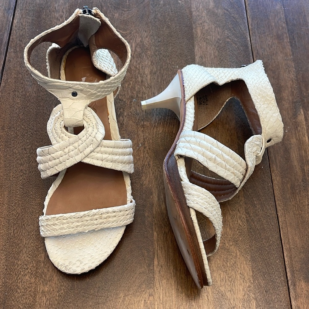 🌸DKNY 2” kitten heel with faux cream snake skin - back zipper closure